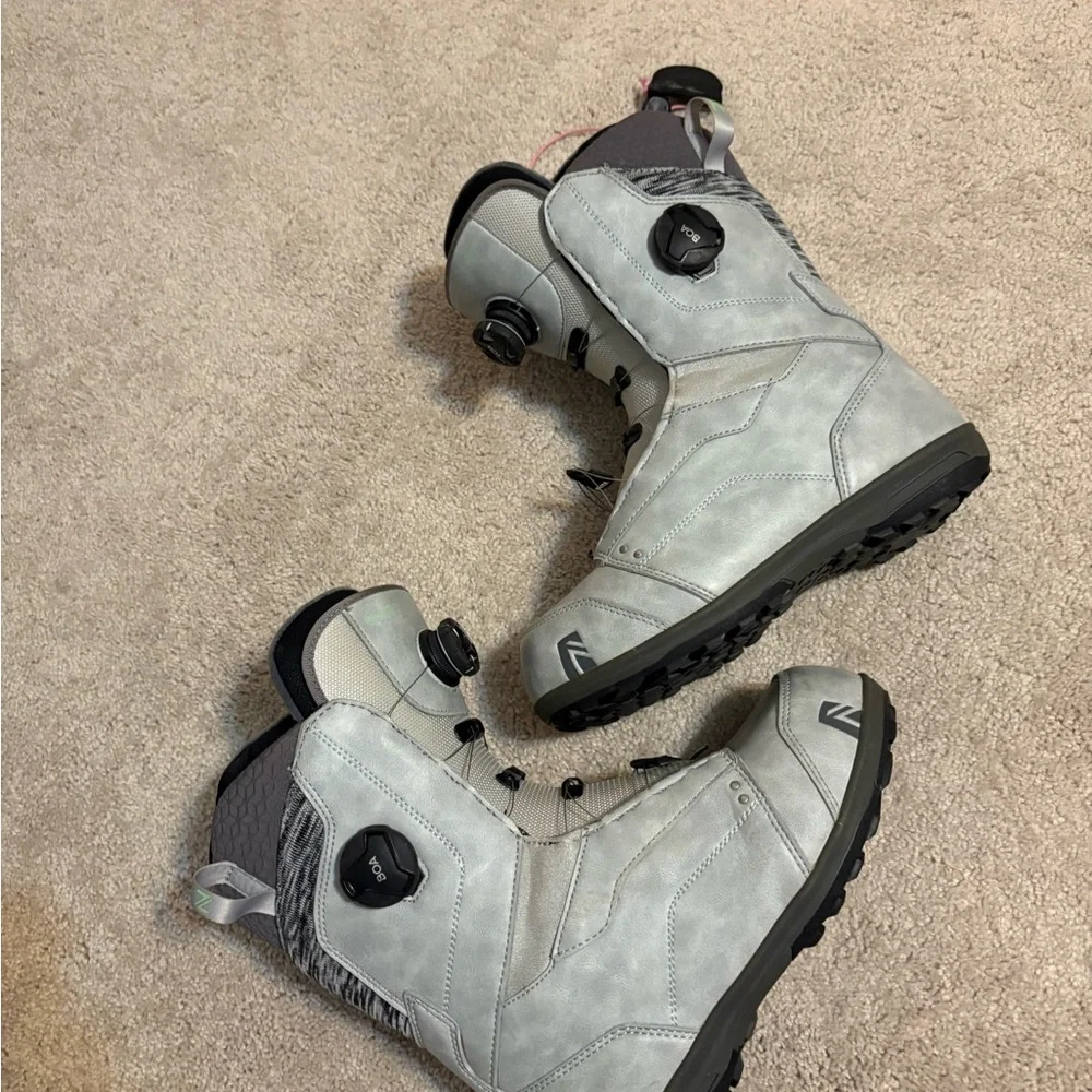 Women’s Gray Winter Snowboard Boots with Pink Dial Cords